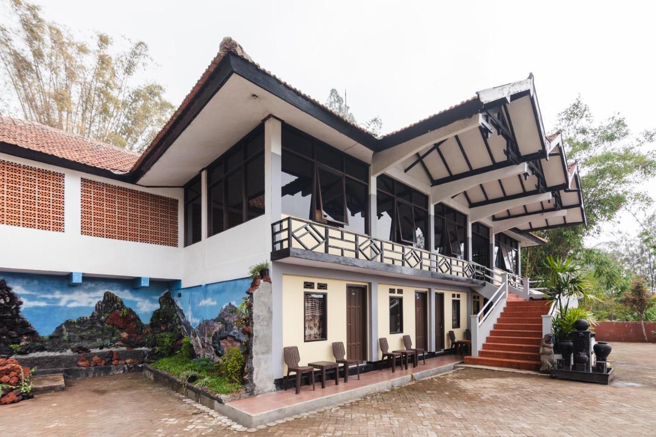 Oyo 1852 Intan Bromo Homestay Pasuruan Exterior photo