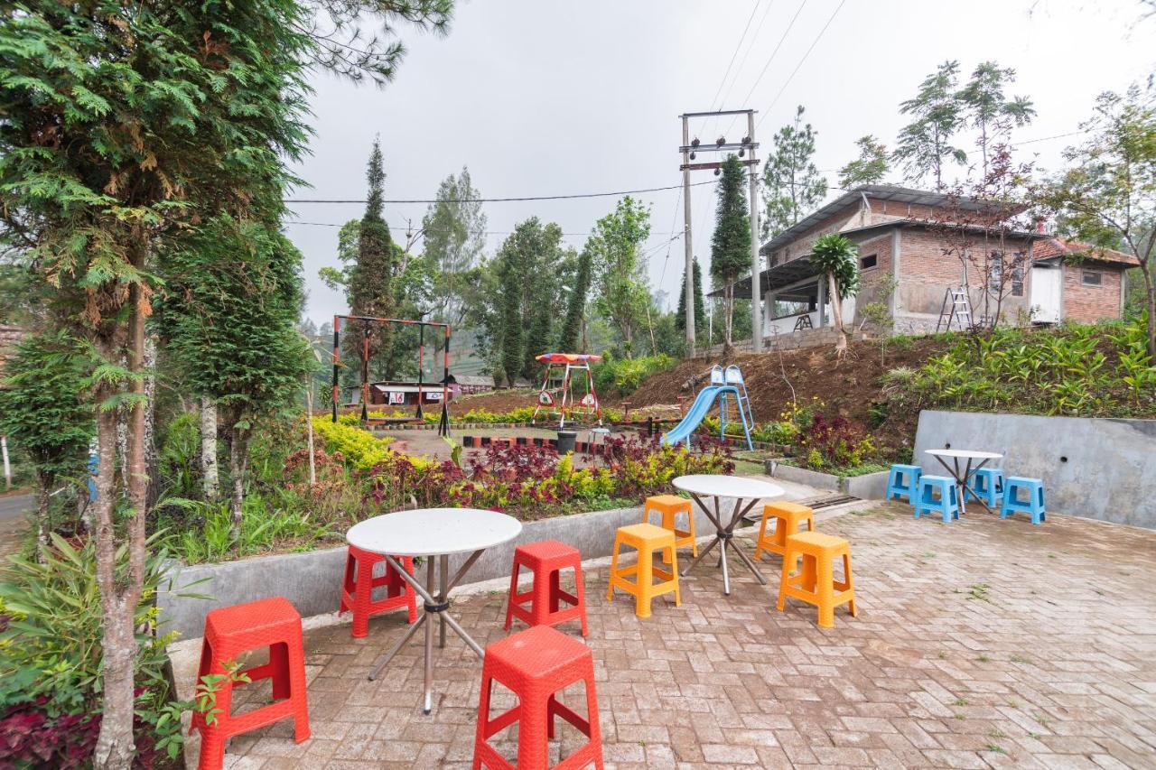 Oyo 1852 Intan Bromo Homestay Pasuruan Exterior photo